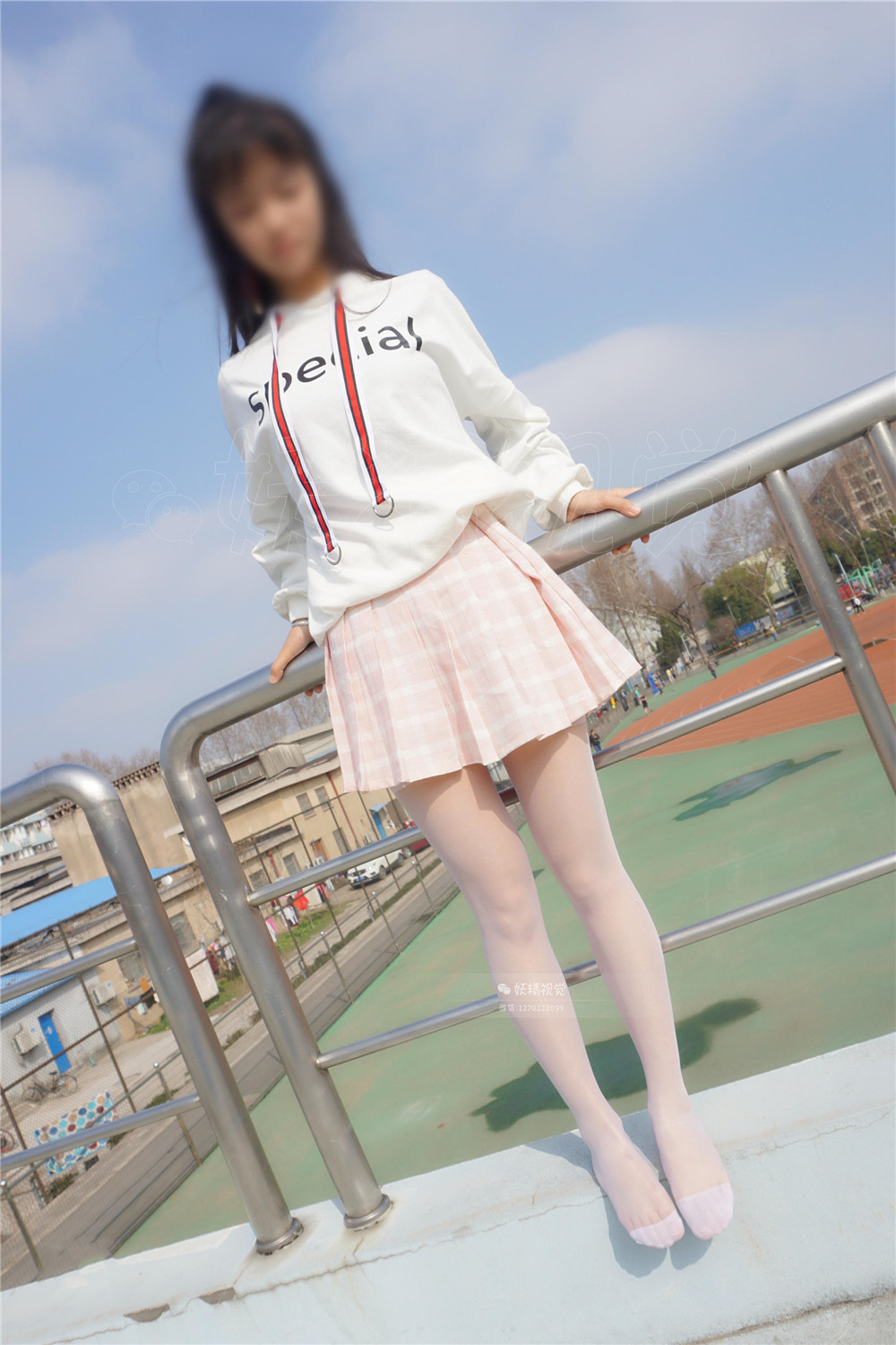 [妖精视觉] NO.054 妮妮 天台白丝 [74P]-玩偶屋