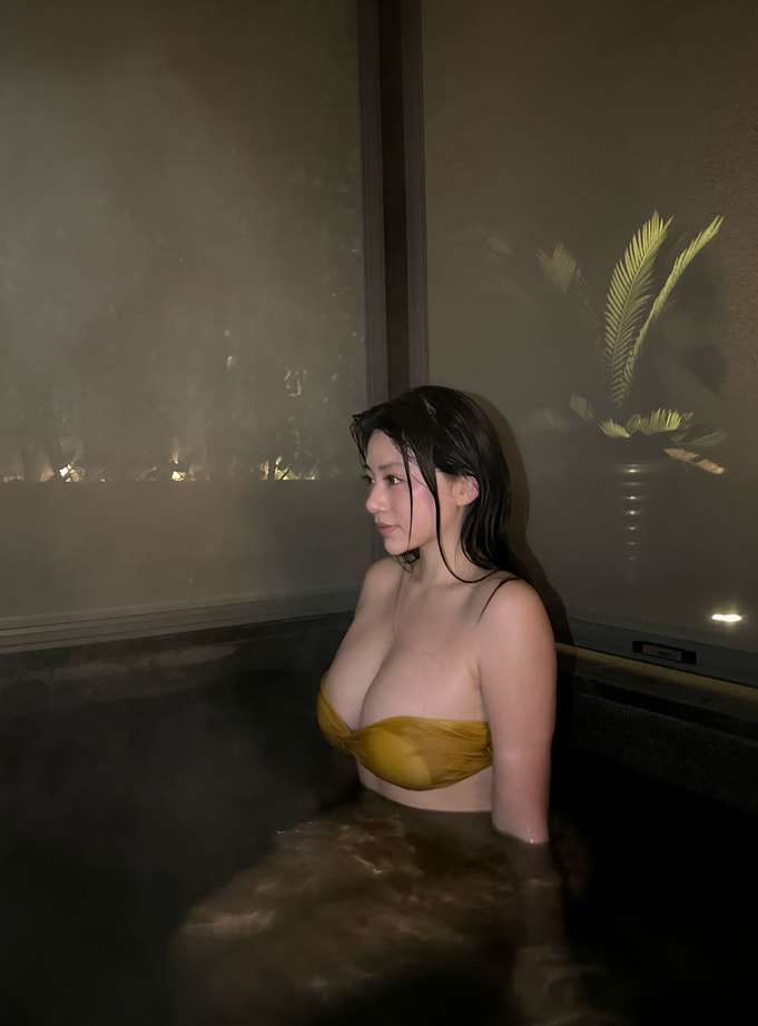 奶宝妹纸-夜晚的泳池 [24P10V-464MB]-森女部落
